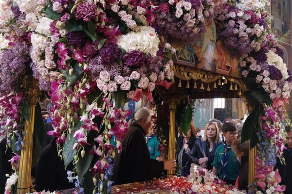 Με δέος και σεβασμό προσκυνούν τον Επιτάφιο οι Λαρισαίοι (photos)