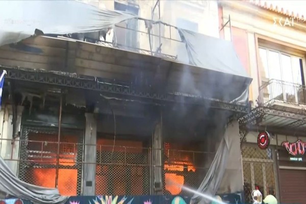 Φωτιά σε κτίριο στο κέντρο της Αθήνας: Φόβοι για κατάρρευσή του! Έχει πέσει ήδη η οροφή και είναι ετοιμόρροπο - 