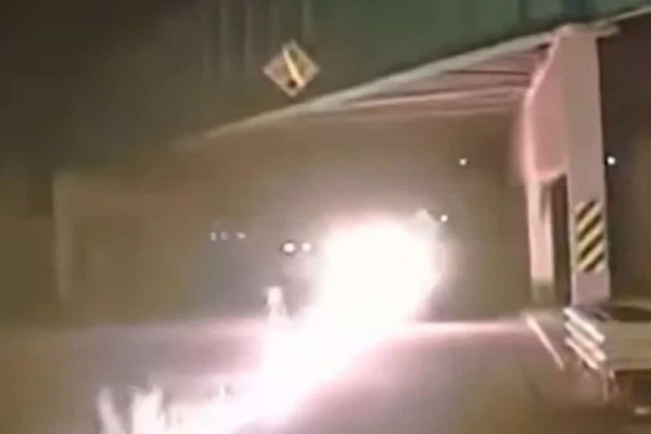 «Λαμπάδιασε» το μίνι βαν του και συνέχισε να οδηγεί κανονικά - Συγκλονιστικό βίντεο από τη διάσωση του 84χρονου (video)