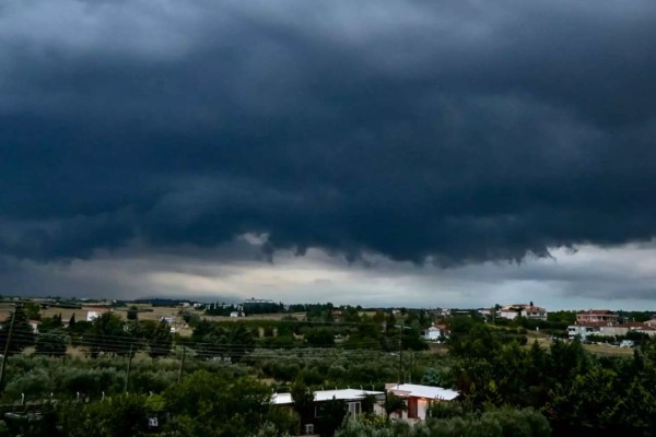 Καιρός σήμερα 28/4: Άστατο τοπίο με βροχές και καταιγίδες - «Καμπανάκι» Μαρουσάκη, Αρναούτογλου και Αρνιακού