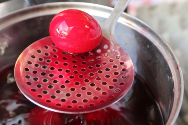 Βάψιμο κόκκινων αυγών: Το μυστικό για να μη σπάνε στο βράσιμο - Το άγνωστο τρικ με το βετέξ