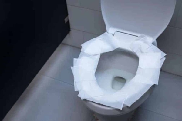 Το τέλος ενός «μύθου» στην τουαλέτα: Γιατί δεν πρέπει ποτέ να καλύπτουμε τη λεκάνη με χαρτί υγείας