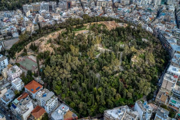 Η φωτογραφία της ημέρας: Λόφος Στρέφη, μια ανάσα μέσα στην τσιμεντούπολη