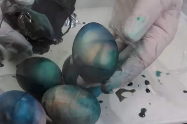 Πασχαλινά αυγά: Πώς θα τα βάψετε με αλουμινόχαρτο και βαμβάκι (Video)