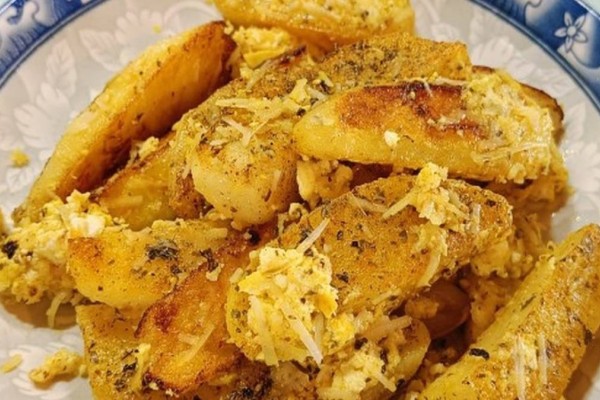 Τι θα φάτε για βράδυ; Πατάτες φούρνου με τριμμένο τυρί και σκόρδο