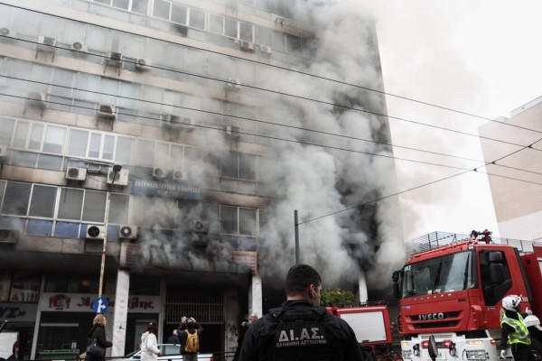 Συναγερμός στον Πειραιά: Φωτιά σε πολυκατοικία!