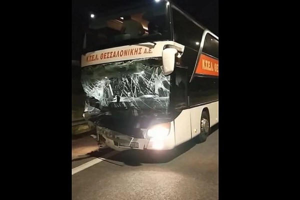 Τραγωδία στον Πλαταμώνα: Τροχαίο δυστύχημα στην Εθνική οδό! ΚΤΕΛ συγκρούστηκε με δύο ΙΧ - Ένας νεκρός και 5 τραυματίες (Video)
