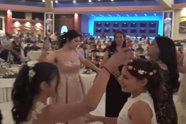 Έδωσε πόνο η νύφη: Το καθηλωτικό τσιφτετέλι στον γάμο που άφησε άλαλο γαμπρό και παρανυφάκια (video)