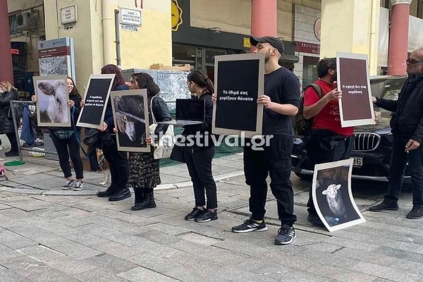 «Ξεσπάθωσαν» οι vegan για το Πάσχα: «Τα έθιμά σας μυρίζουν θάνατο» - Διαμαρτυρία ακτιβιστών στο κέντρο της Θεσσαλονίκης (video)