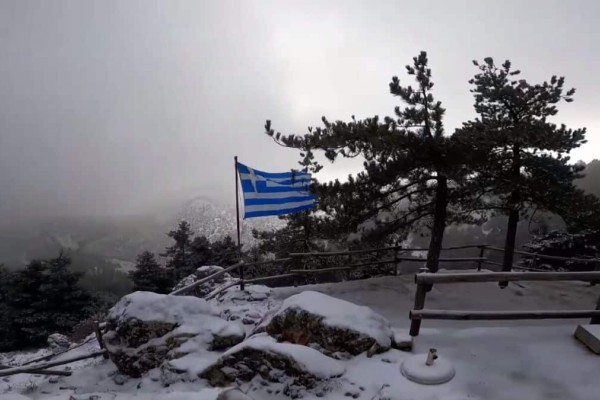 Μεγάλη Τρίτη και χιόνισε στην Πάρνηθα! Απίθανες εικόνες