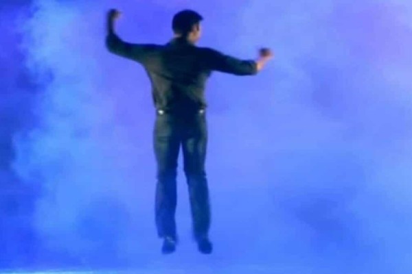 Ζεϊμπέκικο «ορόσημο»: Άνδρας ίπταται ενώ χορεύει και τρελαίνει το Youtube με 2 εκατ. προβολές!