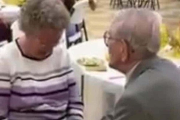 92χρονος παππούς γονατίζει μπροστά στην γιαγιά που είναι μαζί για 50 χρόνια - Αυτό που ακολουθεί, ραγίζει καρδιές