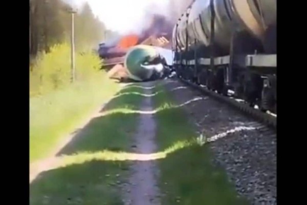 Εκρηκτικός μηχανισμός προκάλεσε εκτροχιασμό εμπορευματικής αμαξοστοιχίας - Παρανάλωμα του πυρός η μηχανή του τρένου (videos)