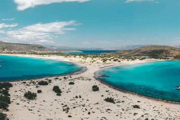 Με τιρκουάζ νερά και λευκές αμμουδιές: Το εξωτικό ελληνικό νησί που θα σε «κερδίσει» για πάντα 