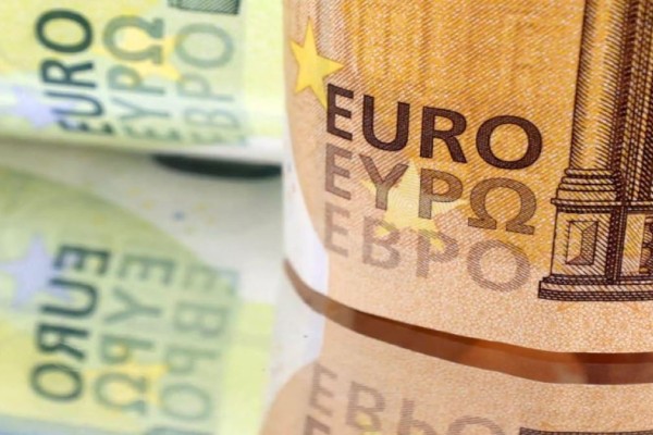 Επίδομα €1.000: Κοσμοσυρροή στα ΑΤΜ της χώρας - Στους λογαριασμούς χιλιάδων δικαιούχων τα χρήματα