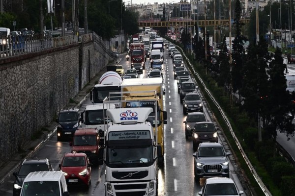 «Κόλαση» στους δρόμους της Αθήνας: Τροχαίο στη Λεωφόρο Κηφισίας, στο ύψος Παραδείσου - Τρομερές καθυστερήσεις