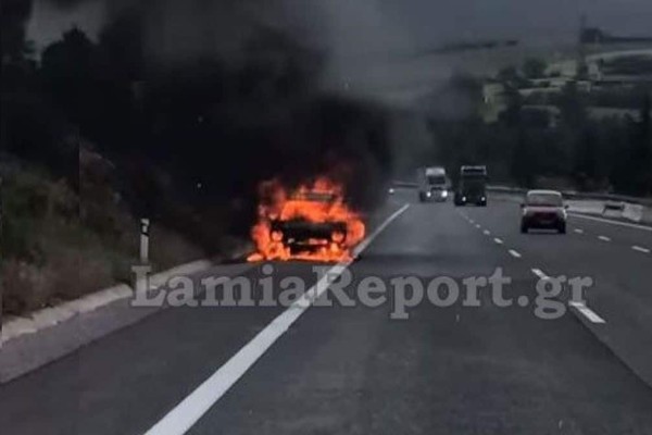 «Πάγωσαν» άπαντες στη Λαμία: Αυτοκίνητο τυλίχθηκε στις φλόγες εν κινήσει - Επέβαιναν μητέρα και τα 2 ανήλικα παιδιά της (video)