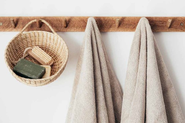 Αφράτη υφή στις πετσέτες: Το κόλπο με τη μαγειρική σόδα και άλλα 2 υλικά για να παραμένουν μαλακές