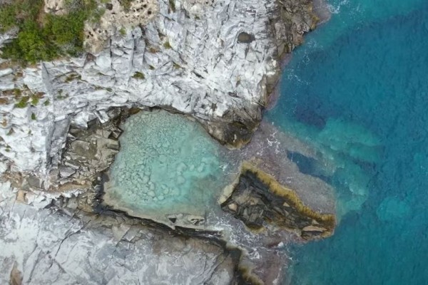 Ελληνικός παράδεισος: Η εκπληκτική «κρυμμένη» πέτρινη παραλία με τα τιρκουάζ νερά