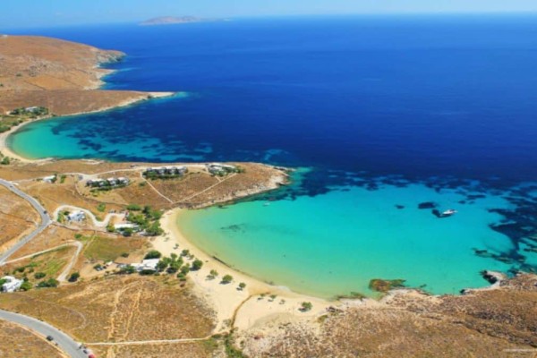 70 παραλίες χωρίς ξαπλώστρες: Το ανέγγιχτο νησί των Κυκλάδων για τις πιο «ζεν» διακοπές του καλοκαιριού!