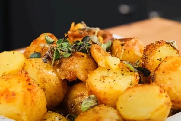 Σκορδάτες πατάτες φούρνου: Το μυστικό στο ψήσιμο για να γίνουν super τραγανές και λαχταριστές