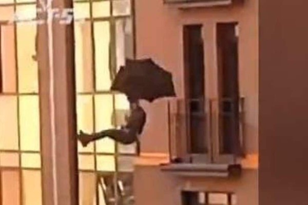 Ρωσία: Άντρας πήδηξε από τον 8ο όροφο κρατώντας ομπρέλα - Σοκαριστικό βίντεο