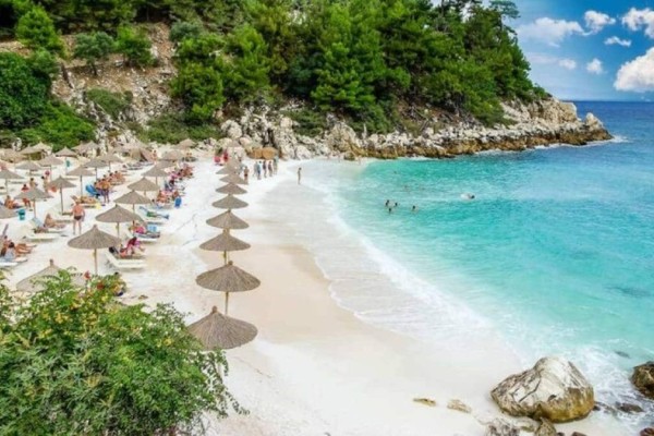 Σε «θαμπώνει» με τις ομορφιές του: Το νησί-σμαράγδι του Βορείου Αιγαίου με τις σαγηνευτικές παραλίες