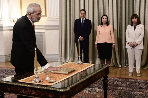 Ορκίστηκε υπηρεσιακός πρωθυπουργός ο Ιωάννης Σαρμάς - Παραλαμβάνει «μπλε φάκελο» από τον Κυριάκο Μητσοτάκη