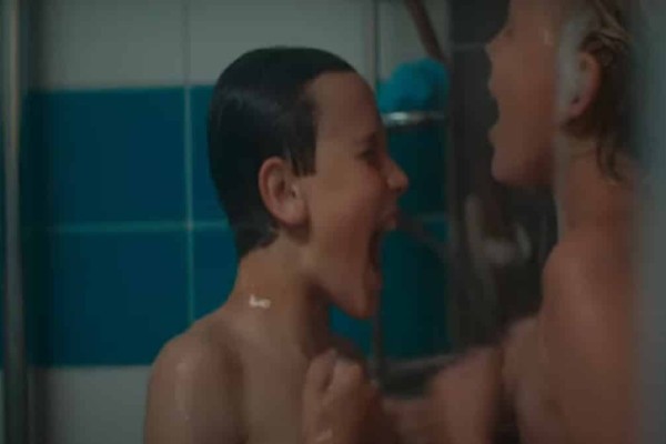 «Αγόρια στο ντους»: Περιλαμβάνει σκηνές με φιλί μεταξύ αγοριών! Στα κάγκελα οι γονείς για την προβολή σε Δημοτικό σχολείο της Αθήνας - Το trailer της επίμαχης ταινίας (Video)