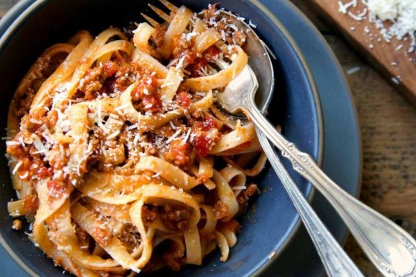 Αυθεντική ιταλική μακαρονάδα: Ταλιατέλες μπολονέζ του «ονείρου» - Το μυστικό στην σάλτσα κιμά