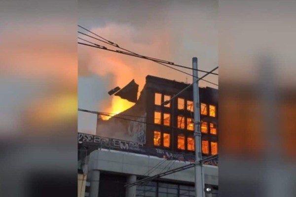 Τερατώδης πυρκαγιά σε 7όροφο κτήριο στο κέντρο του Σίδνεϊ – Μεγάλα κομμάτια του πέφτουν στο έδαφος (video)