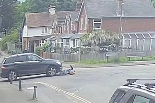 Σκληρό βίντεο: Μεθυσμένος οδηγός χτύπησε 70χρονη γιαγιά με ποδήλατο και πέρασε από πάνω της με το αυτοκίνητό του