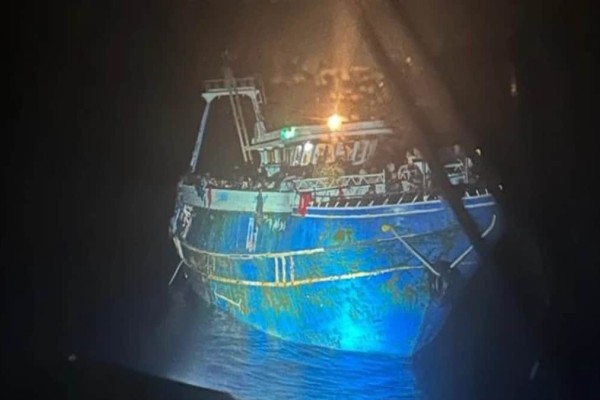 Ναυάγιο στην Πύλο: Νέα φωτογραφία-σοκ πριν βυθιστεί το μοιραίο σκάφος με τους μετανάστες