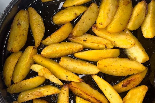 Πατάτες φούρνου: Το «μαγικό» υλικό για να γίνουν extra τραγανές - Η συνταγή που θα κάνει την διαφορά