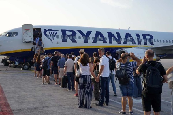 Κατάρρευση τιμών στη Ryanair: Απίθανη προσφορά με αεροπορικά εισιτήρια από 13 ευρώ!