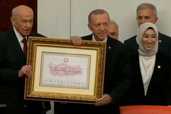 Τουρκία: Ορκίστηκε πρόεδρος ο Ερντογάν - Πληροφορίες ότι Τσαβούσογλου, Ακάρ και Σοϊλού μένουν εκτός κυβέρνησης (Video)