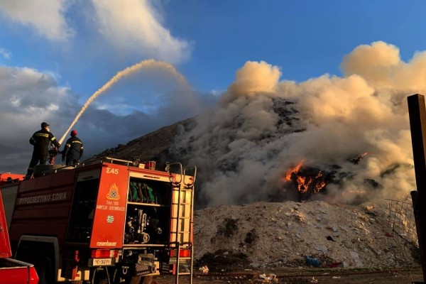 Μεγάλη φωτιά στον Ασπρόπυργο, κοντά στη χωματερή