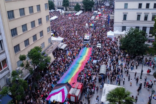 Η φωτογραφία της ημέρας: Κύμα υπερηφάνειας και αγάπης στο κέντρο της Αθήνας!
