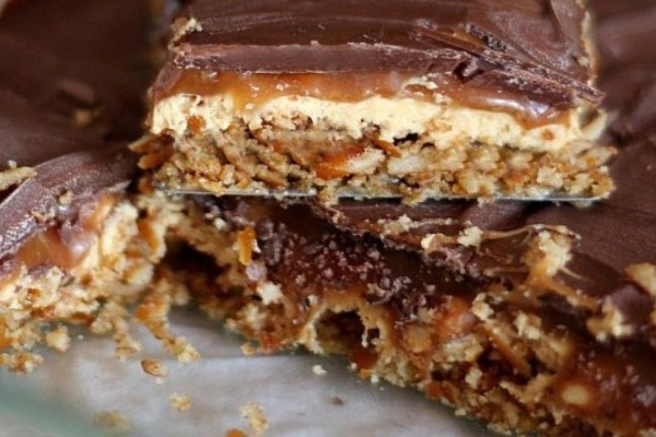 Για τους λάτρεις της μαύρης σοκολάτας: Εύκολο γλυκό ψυγείου με μπισκότα σε 5 λεπτά