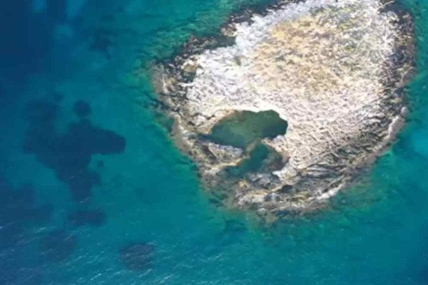 Απέχει 40 λεπτά από το κέντρο της Αθήνας: Το ανέγγιχτο νησάκι της Αττικής με τα κρυστάλλινα νερά, όπου πας κολυμπώντας (Video)
