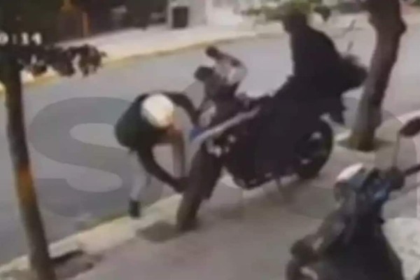 Άντρο κακοποιών το κέντρο της Αθήνας: Βίντεο-ντοκουμέντο από την κλοπή μηχανής μέσα σε έξι λεπτά!