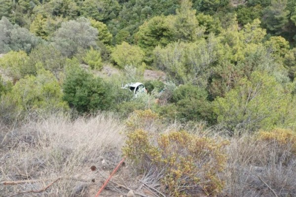 Συναγερμός στο Μαραθώνα: Φορτηγό έπεσε σε γκρεμό στο Μικρό Σέσι – Τραυματισμένοι οι επιβάτες