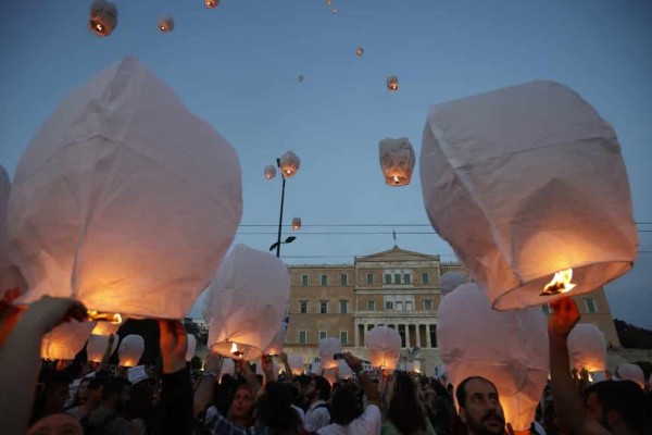 Ναυάγιο στην Πύλο: «Κοιμηθείτε ήσυχοι δεν ερχόμαστε, πνιγήκαμε» - Δεκάδες φαναράκια στον ουρανό για τα θύματα της τραγωδίας