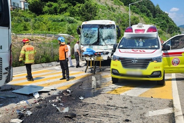 Νότια Κορέα: Καραμπόλα με τρία σχολικά λεωφορεία - Πάνω από 80 οι τραυματίες, ανάμεσά τους παιδιά (photos)