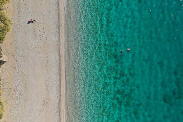Κρυμμένες παραλίες στην Αττική: Οι 3 επιλογές που θυμίζουν νησί και είναι μια «πνοή» από το κέντρο