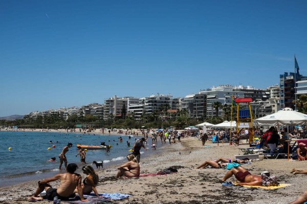 Αττική: Το «αδιαχώρητο» στις παραλίες -  Οι Αθηναίοι πήγαν για μπάνιο παρά τον άστατο καιρό