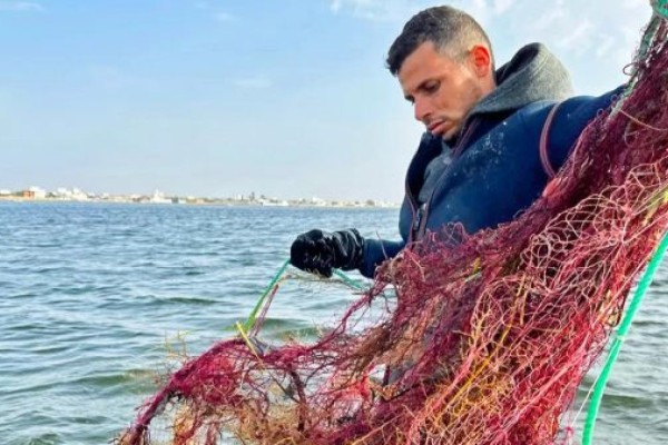 Ψαράς λύγισε όταν βρήκε στα δίχτυα του νεκρό μωρό - Σε τρεις μέρες «έπιασε» 15 πτώματα (photos)