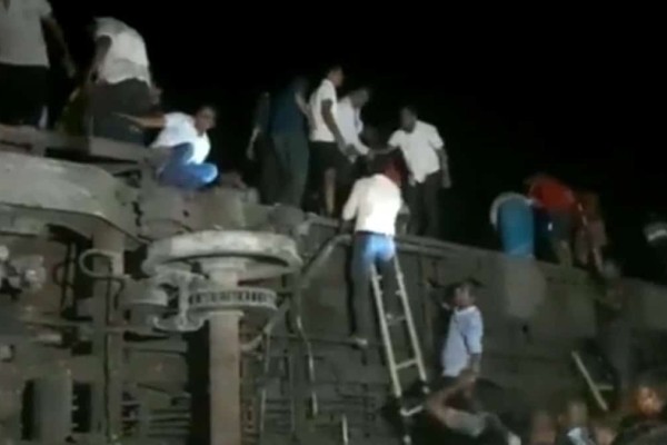 Σοκ με σύγκρουση τρένων στην Ινδία: Τουλάχιστον 50 οι νεκροί και περισσότεροι από 300 οι τραυματίες (Video)