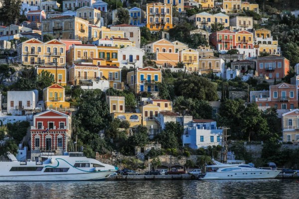 Μικρός παράδεισος: Το πανέμορφο και πολύχρωμο ελληνικό νησί που διαφημίζεται παντού φέτος