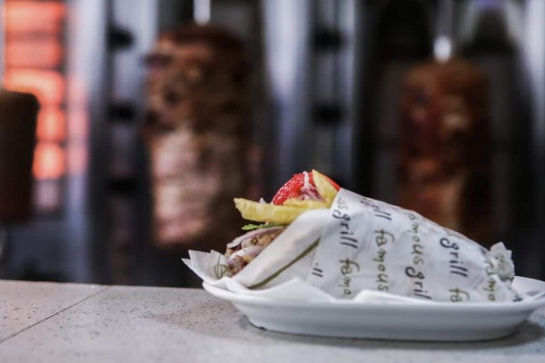Γαστρονομική διάκριση για την Ελλάδα: Αυτό είναι το σουβλατζίδικο που βρίσκεται στη λίστα με τα 50 «θρυλικά εστιατόρια» του κόσμου